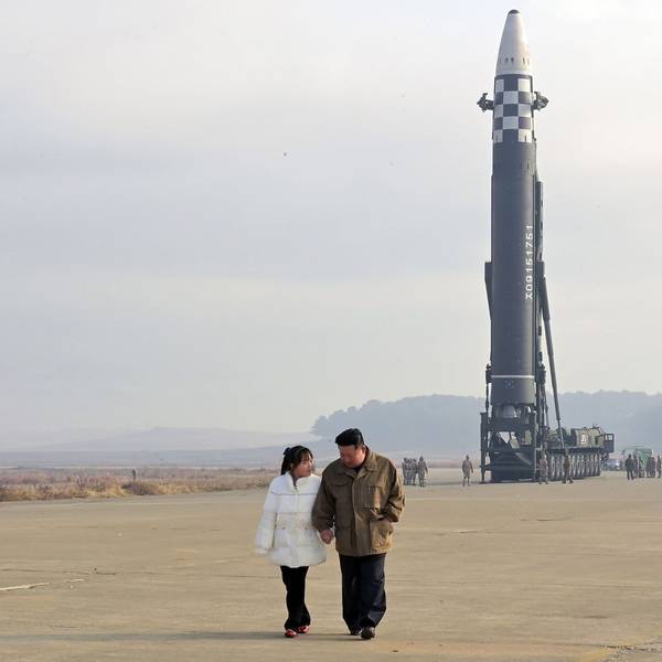 Kim Jong-un (v.r.n.l.), Machthaber von Nordkorea, geht in Begleitung seiner Tochter während weiterer Starts von Interkontinentalraketen von Typ Hwasong-17. Der Inhalt dieses Bildes kann nicht unabhängig überprüft werden.