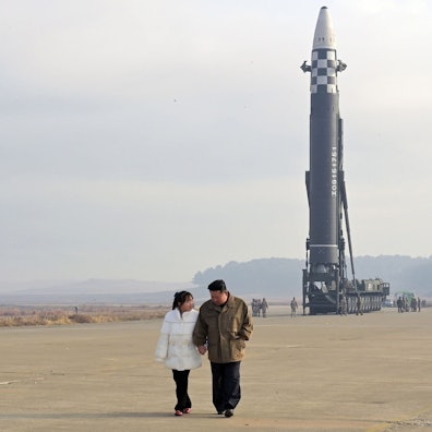 Kim Jong-un (v.r.n.l.), Machthaber von Nordkorea, geht in Begleitung seiner Tochter während weiterer Starts von Interkontinentalraketen von Typ Hwasong-17. Der Inhalt dieses Bildes kann nicht unabhängig überprüft werden.