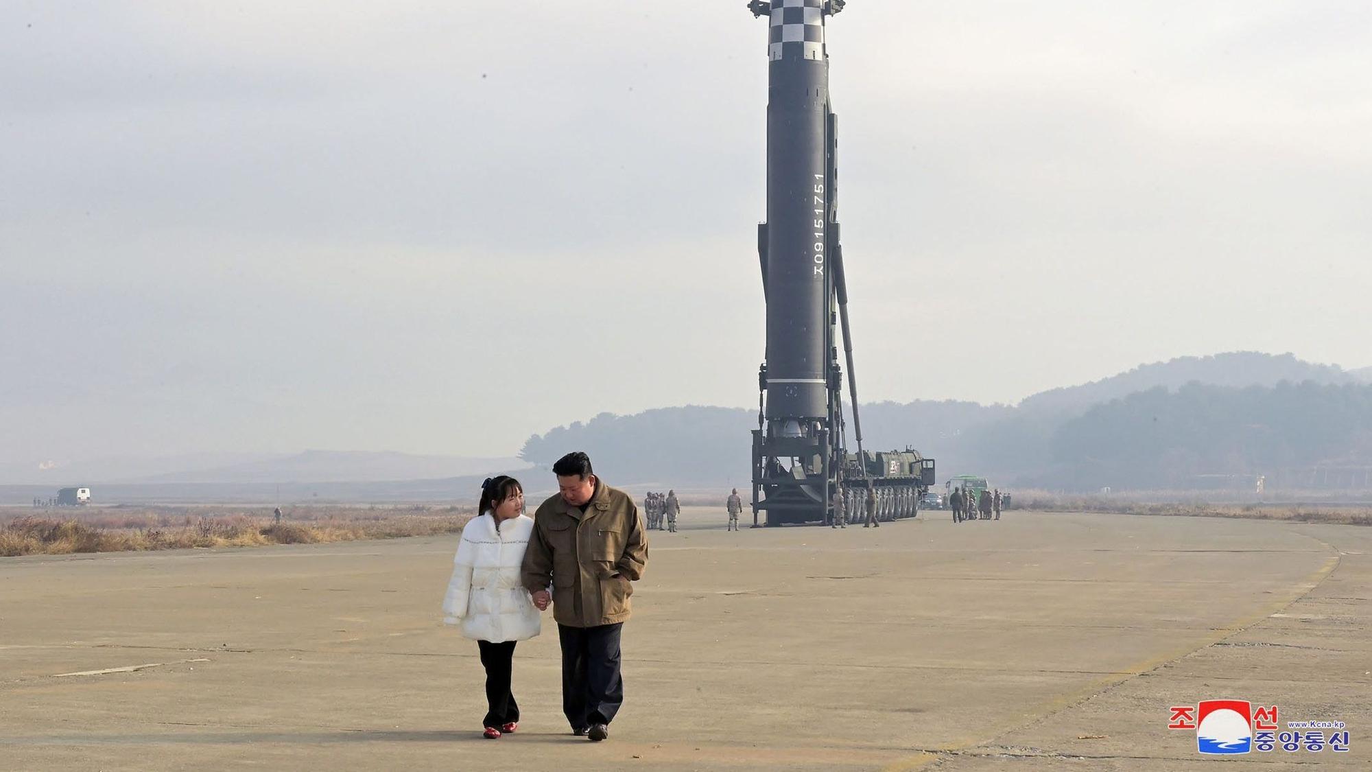 Kim Jong-un (v.r.n.l.), Machthaber von Nordkorea, geht in Begleitung seiner Tochter während weiterer Starts von Interkontinentalraketen von Typ Hwasong-17. Der Inhalt dieses Bildes kann nicht unabhängig überprüft werden.