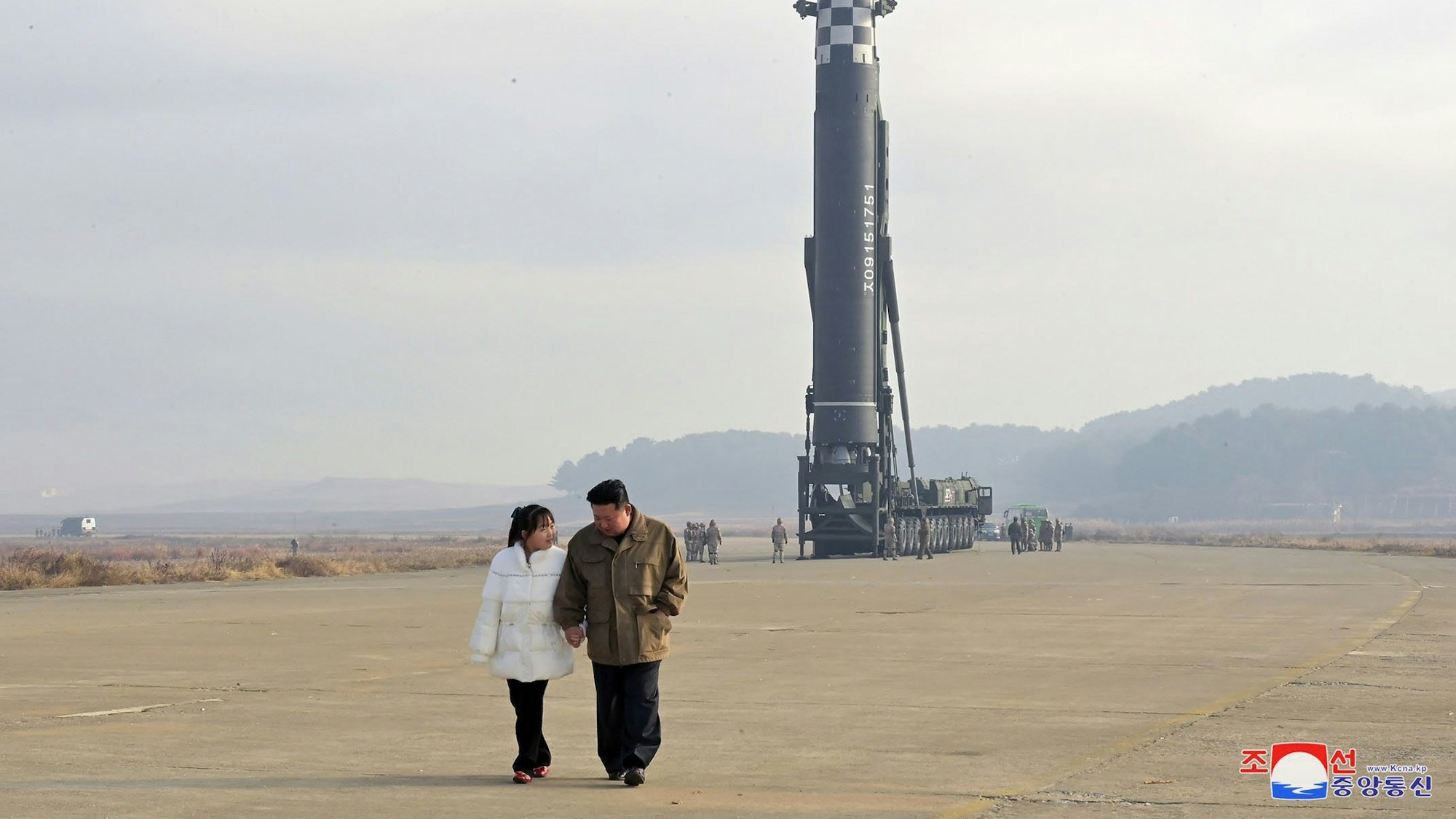 Kim Jong-un (v.r.n.l.), Machthaber von Nordkorea, geht in Begleitung seiner Tochter während weiterer Starts von Interkontinentalraketen von Typ Hwasong-17. Der Inhalt dieses Bildes kann nicht unabhängig überprüft werden.