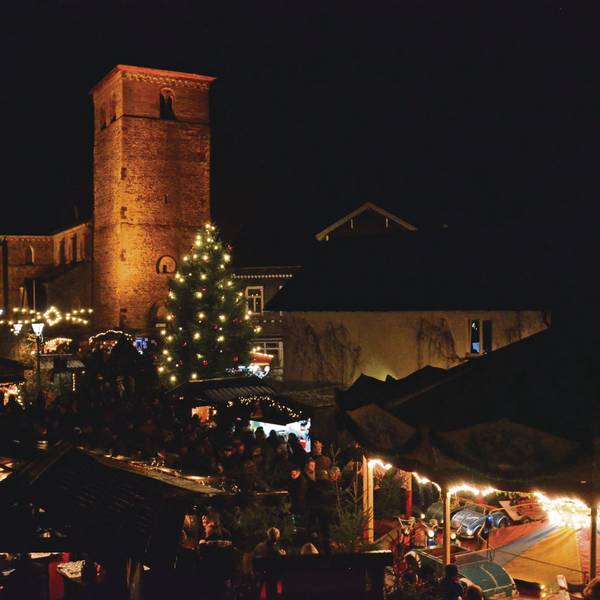 Archivbild der Döörper Weihnacht in Ruppichteroth. Bei vielen Jahren ist der Weihnachtsmarkt bei Besucherinnen und Besuchern in der Region extrem beliebt.
