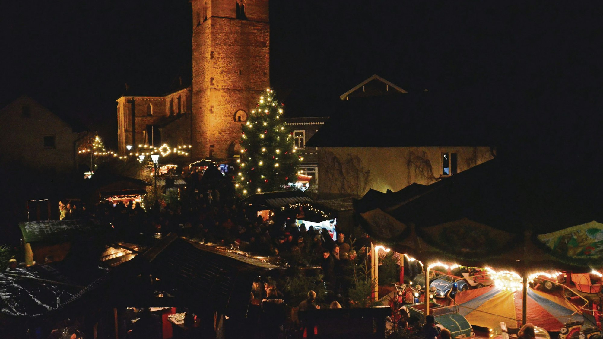 Archivbild der Döörper Weihnacht in Ruppichteroth. Bei vielen Jahren ist der Weihnachtsmarkt bei Besucherinnen und Besuchern in der Region extrem beliebt.