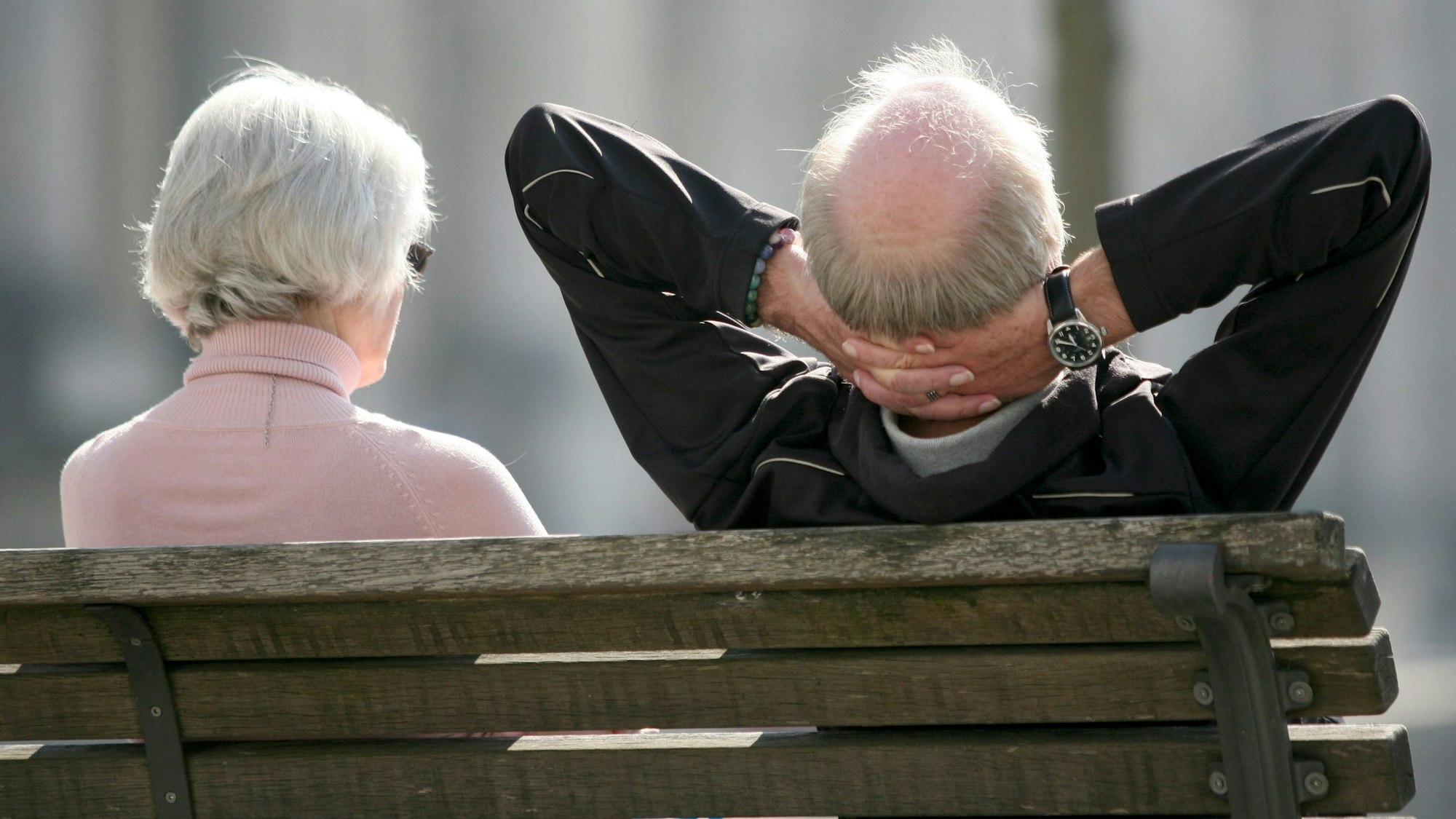 ARCHIV - 23.03.2012, Berlin: Senioren sitzen auf einer Bank. Foto: Stephan Scheuer/dpa +++ dpa-Bildfunk +++