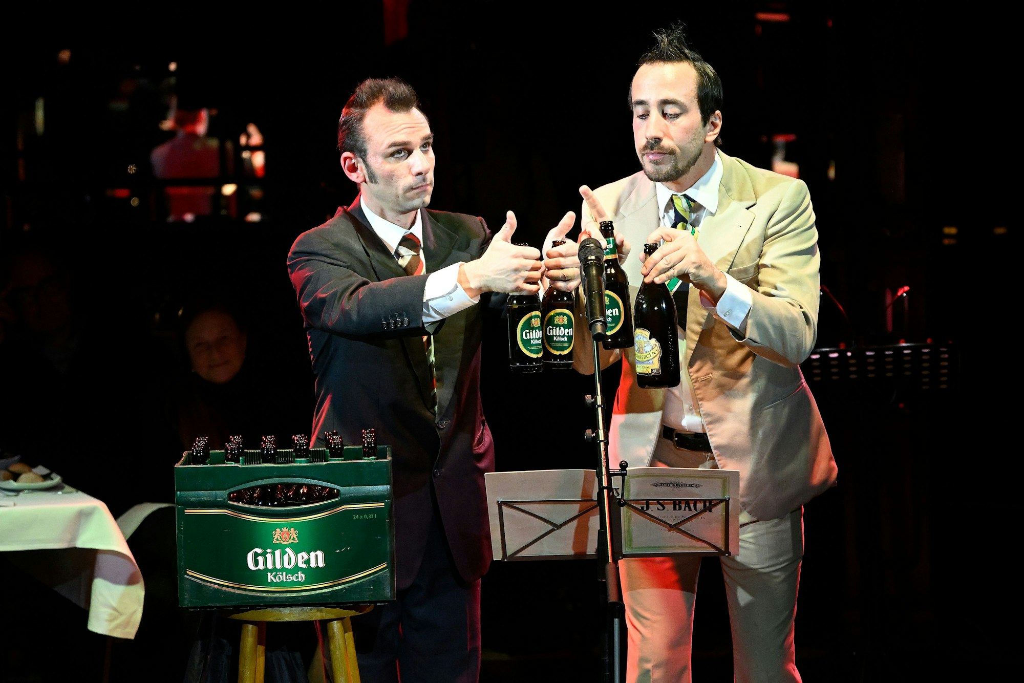 Zwei Clowns musizieren mit Bierflaschen.