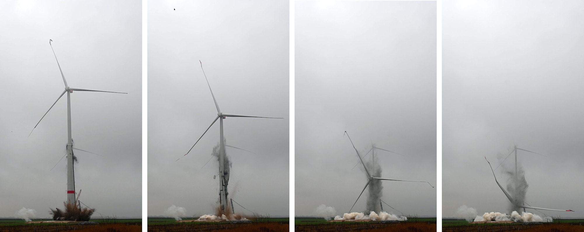 KOMBO - Ein Windrad fällt bei einer Sprengung wegen Baumängeln in sich zusammen. Wegen gravierender Schäden am Betonturm ist das neue Windrad mit einer Nabenhöhe von 164 Metern gesprengt worden. Die Anlage gehörte zum Windpark Jüchen A44n.