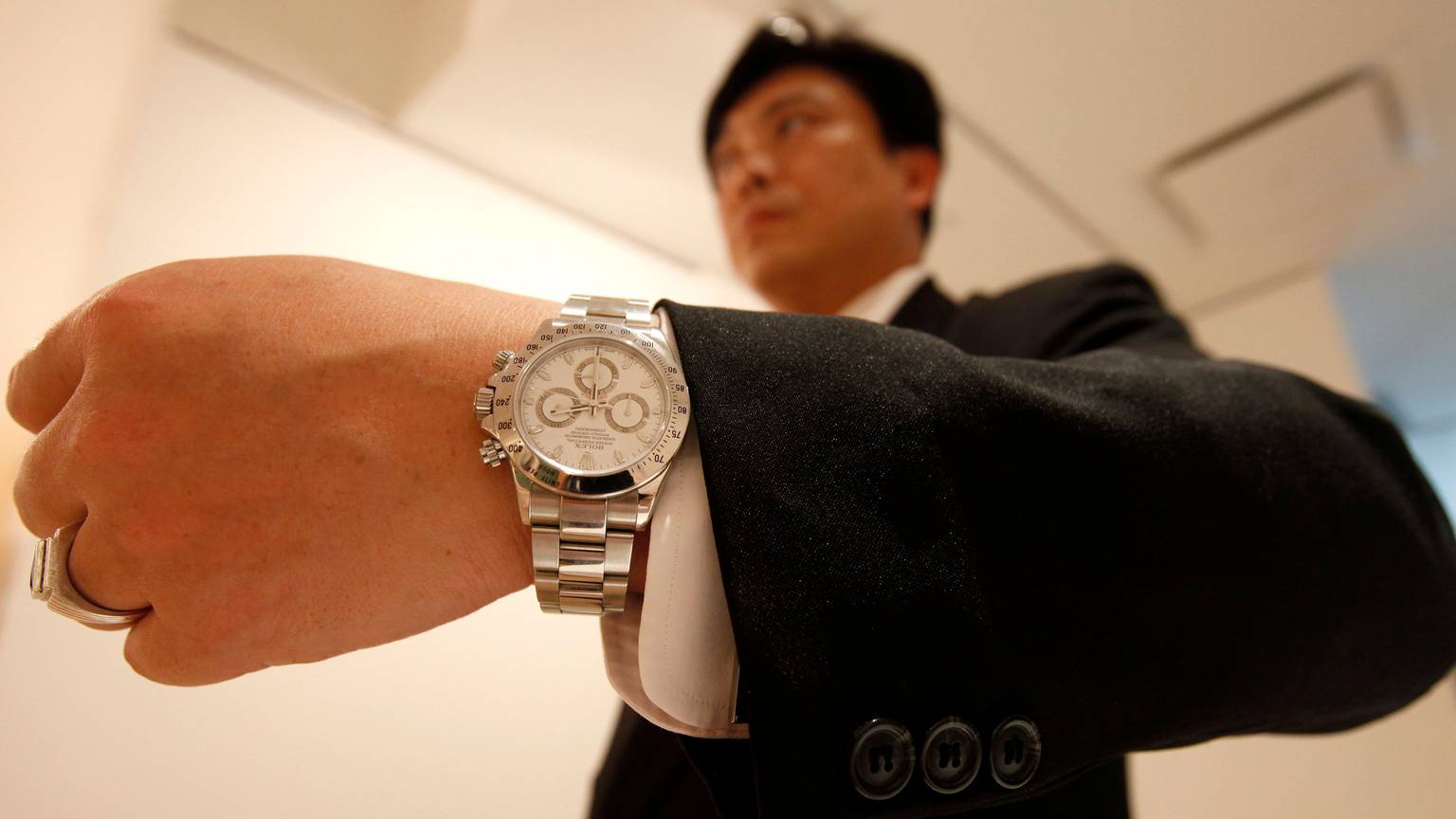 Ein Mann trägt die Rolex Daytona Uhr von Rolex.