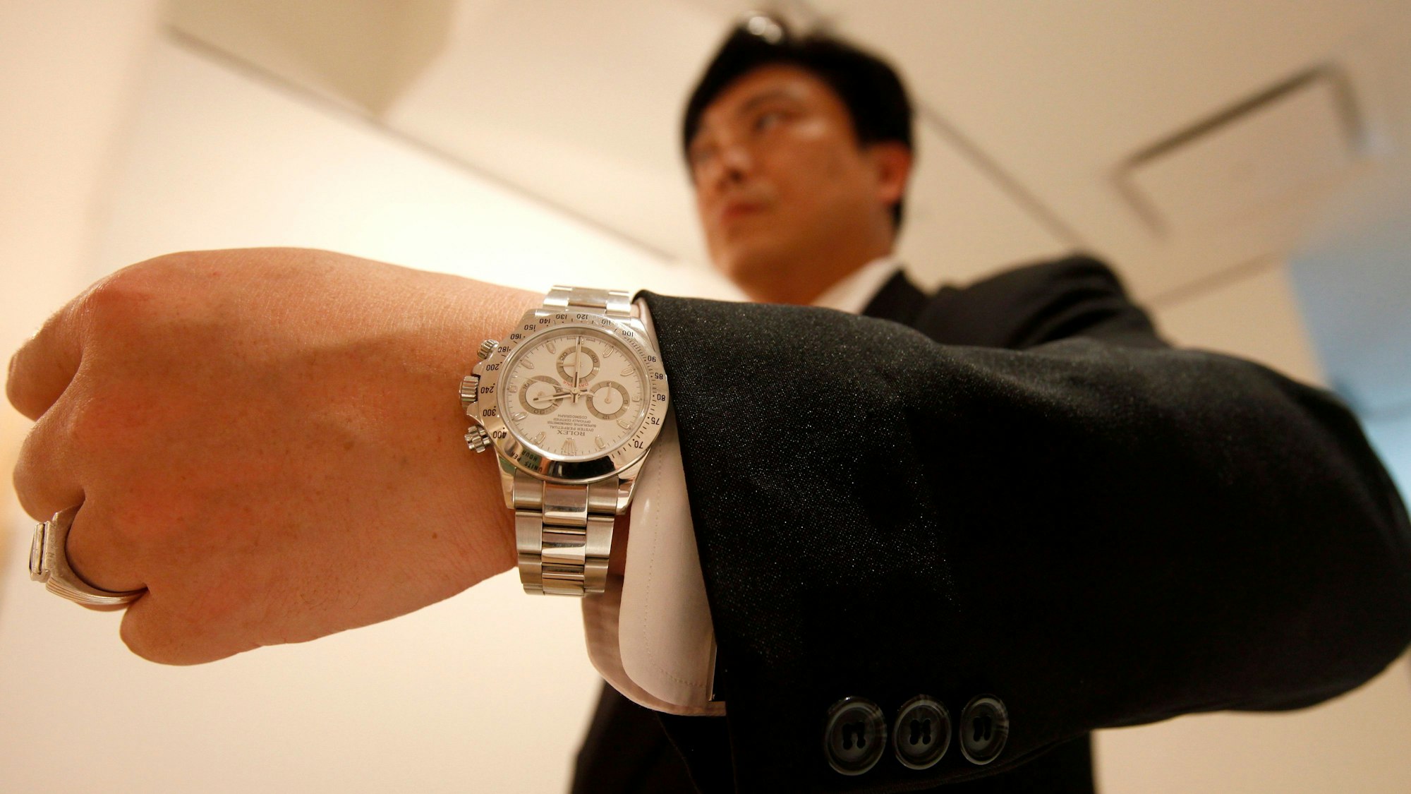 Ein Mann trägt die Rolex Daytona Uhr von Rolex.