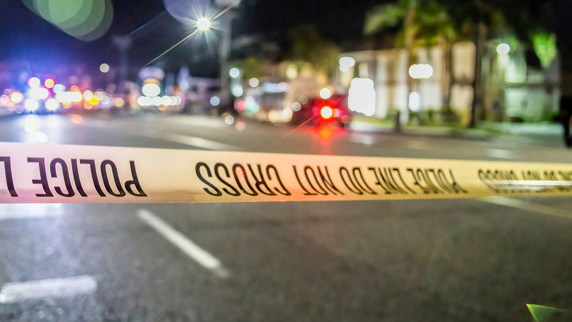 Ein gelb-schwarzes Flatterband der Polizei sperrt den Bereich an einem Tatort in den USA ab. (Symbolbild)