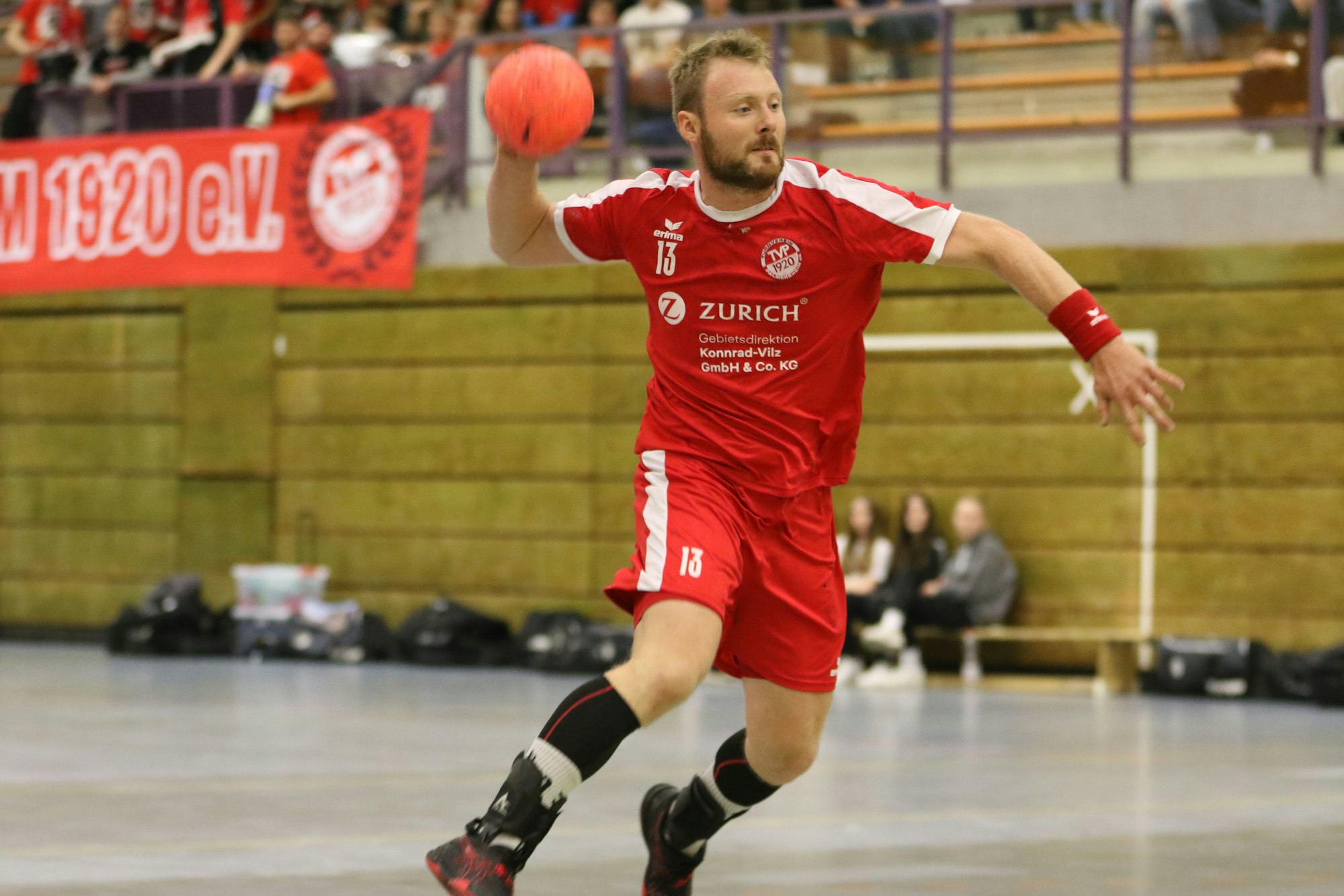 René Lönenach bei einem Wurf, der zu einem seiner neun Tore führte.