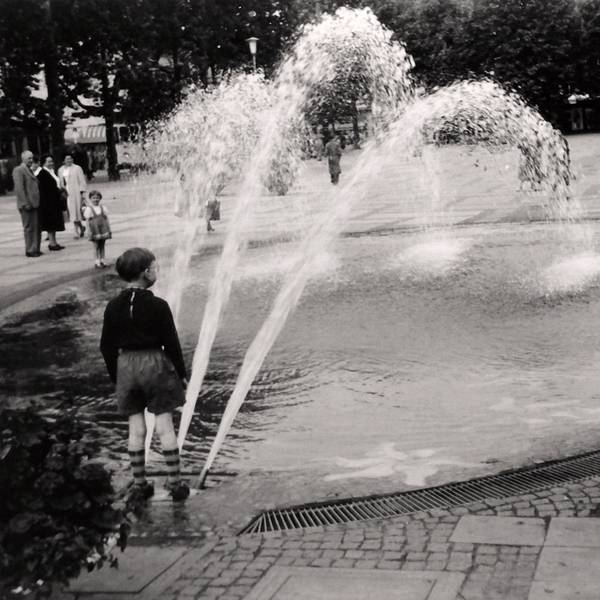 Schwarz-Weiß-Aufnahme des Brunnens am Neumarkt in den 60er Jahren.