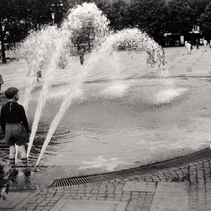 Schwarz-Weiß-Aufnahme des Brunnens am Neumarkt in den 60er Jahren.