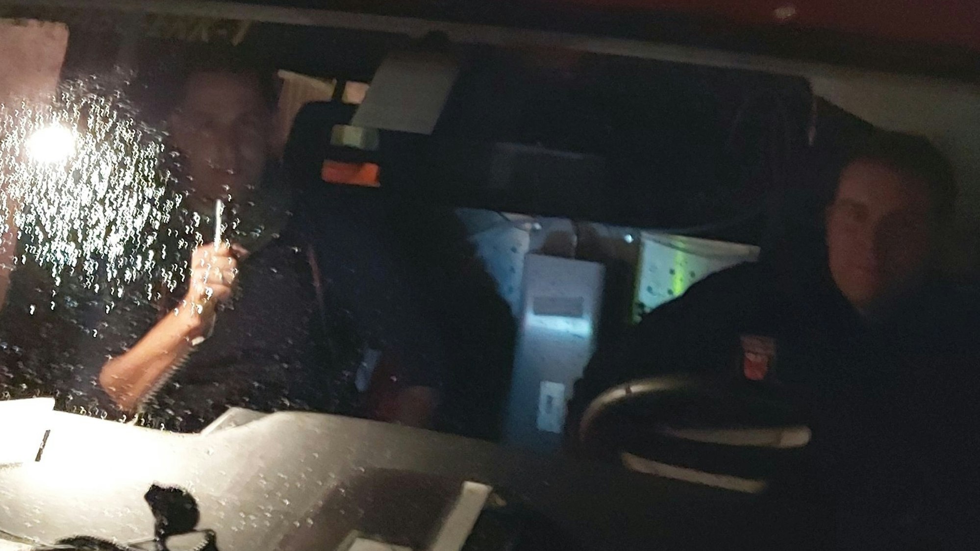 Zwei Feuerwehrleute waren mithilfe einer Lautsprecheranlage in ihrem Fahrzeug die Bevölkerung von Dahmen und Schmidtheim.