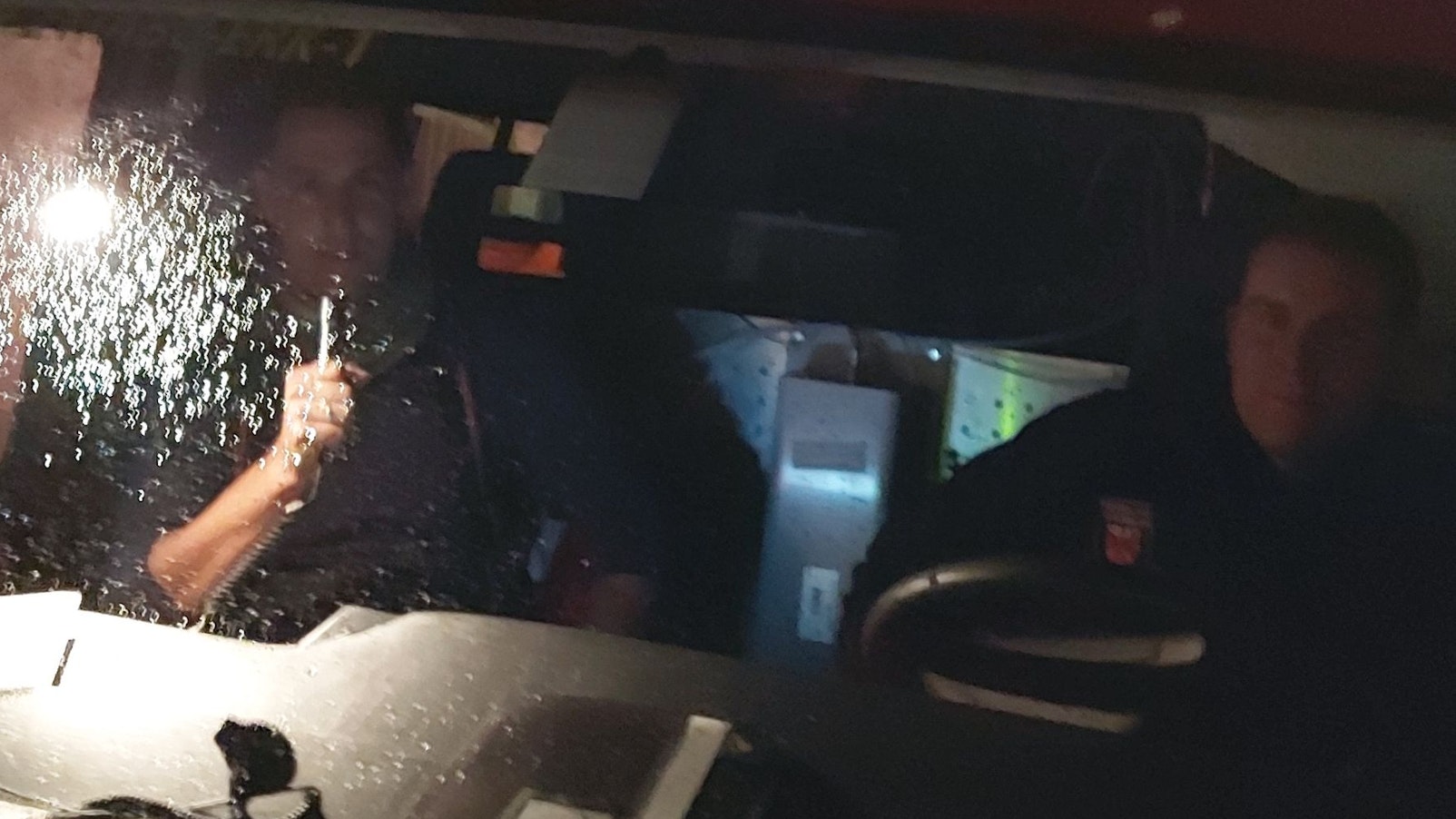 Zwei Feuerwehrleute waren mithilfe einer Lautsprecheranlage in ihrem Fahrzeug die Bevölkerung von Dahmen und Schmidtheim.