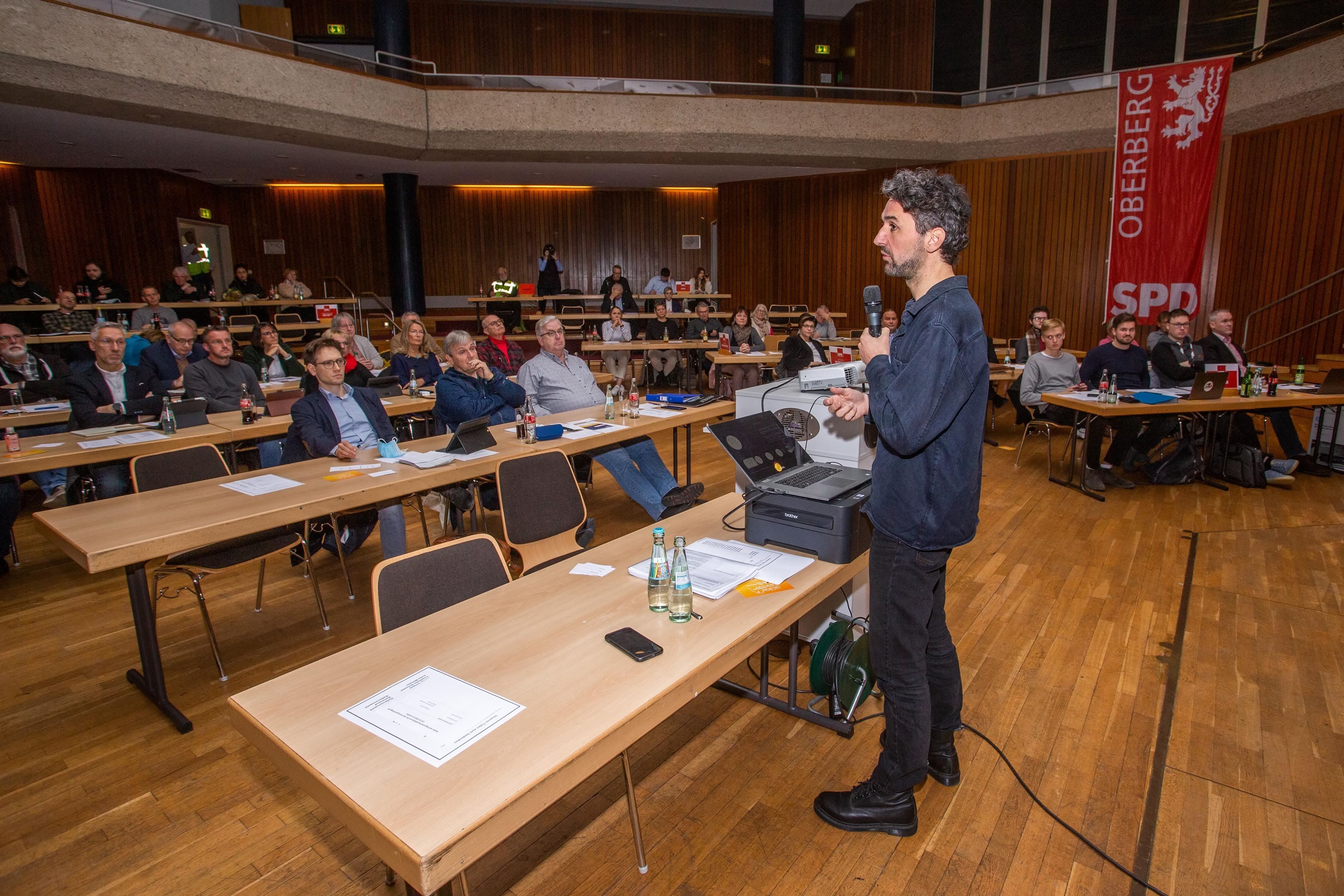 Der Buchautor Raphael Thelen steht im Kulturzentrum in Lindlar vor den Delegierten des SPD-Kreisparteitags. Er gilt als Experte in Sachen Klimawandel.