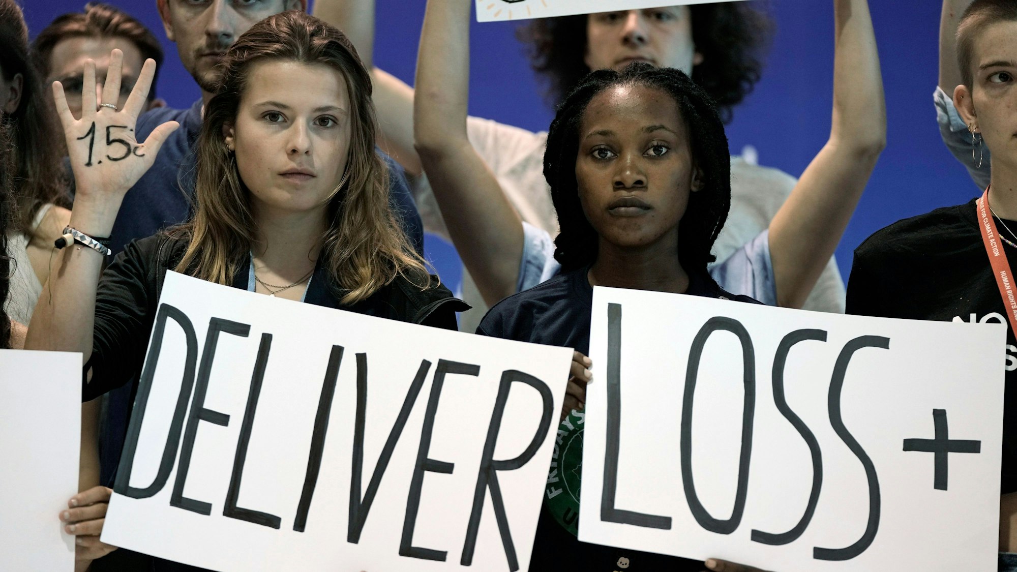 Die Klimaaktivistinnen Luisa Neubauer (Deutschland) und Patience Nabukalu (Uganda) halten zusammen mit anderen Jugendaktivisten Schilder, auf denen sie die Staats- und Regierungschefs auffordern, die Erwärmung auf 1,5 Grad Celsius seit der vorindustriellen Zeit zu begrenzen und Entschädigungen für Verluste und Schäden auf dem UN-Klimagipfel COP27 am Samstag, 19. November 2022, in Sharm el-Sheikh, Ägypten, zu leisten. Übersetzt mit www.DeepL.com/Translator (kostenlose Version)