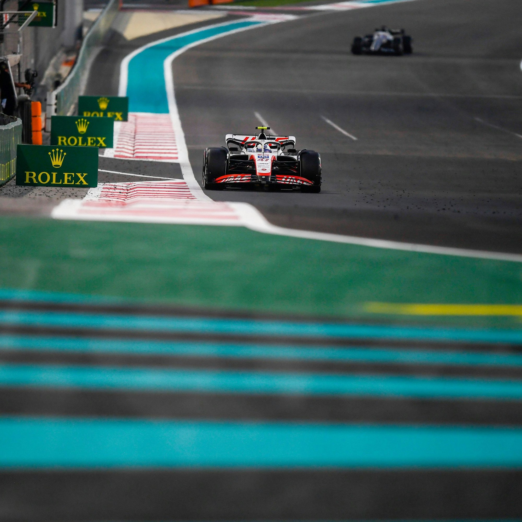 Mick Schumacher im Haas-Boliden bei einem F1-Rennen in Abu Dhabi.