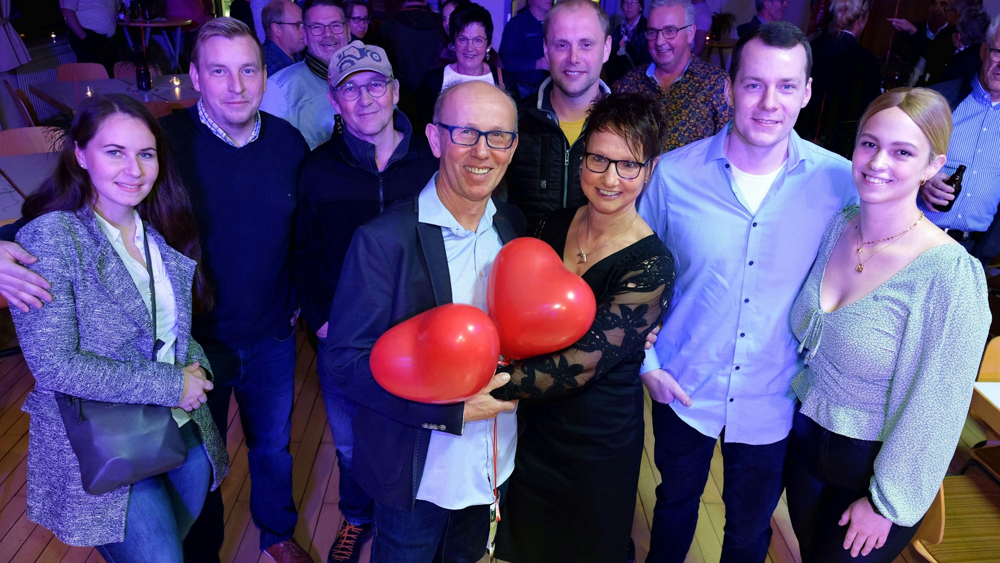 Bauer Theo aus Blankenheim-Mülheim hatte zusammen mit seiner Freundin Andrea (vorne, v.l.) zu einem privaten Scheunenfest eingeladen. Mit dabei waren auch vier Bauern-Kollegen aus der diesjährigen "Bauer sucht Frau"-Staffel bei RTL.