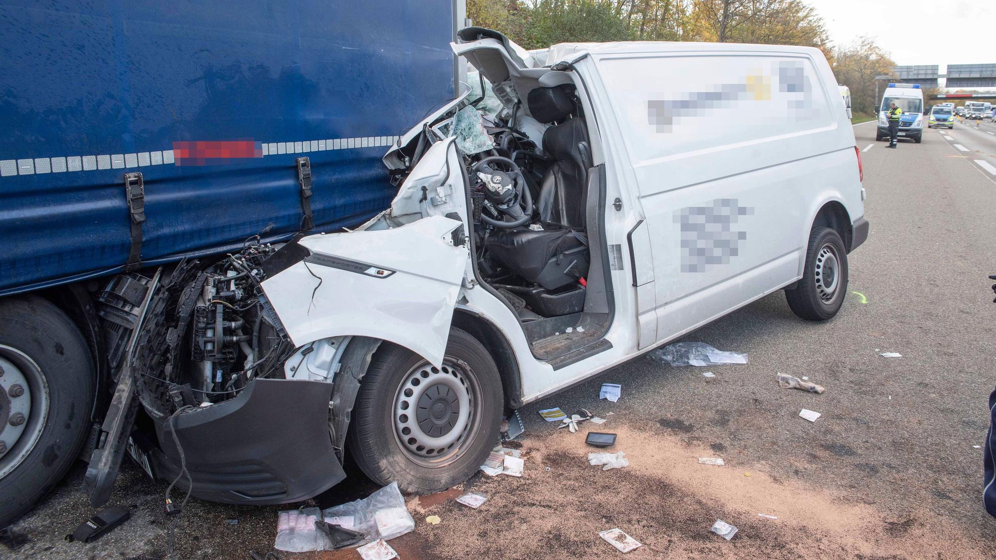 Der Transporter ist schwer beschädigt und in das Ende des Sattelschleppers verkeilt.