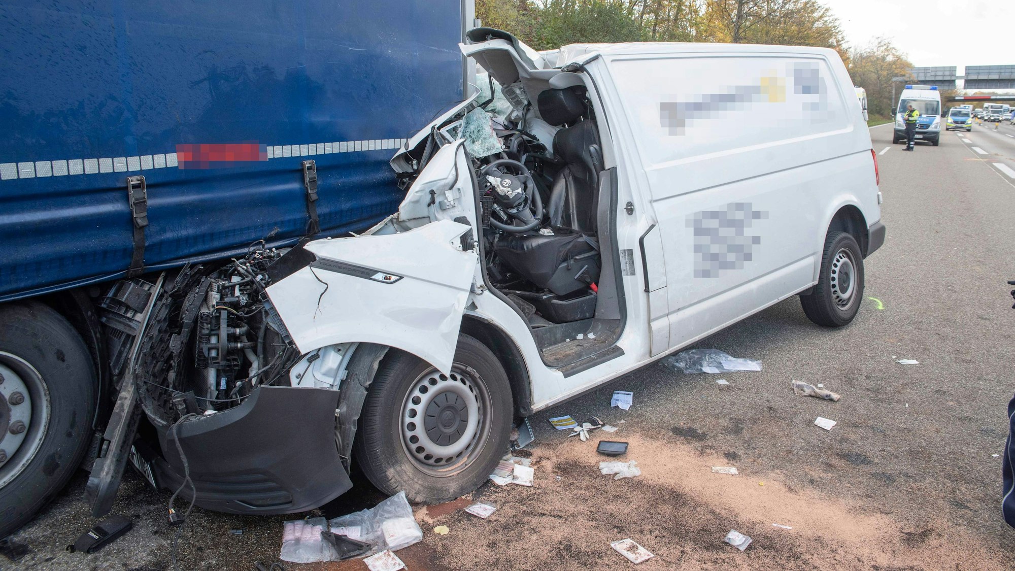Der Transporter ist schwer beschädigt und in das Ende des Sattelschleppers verkeilt.