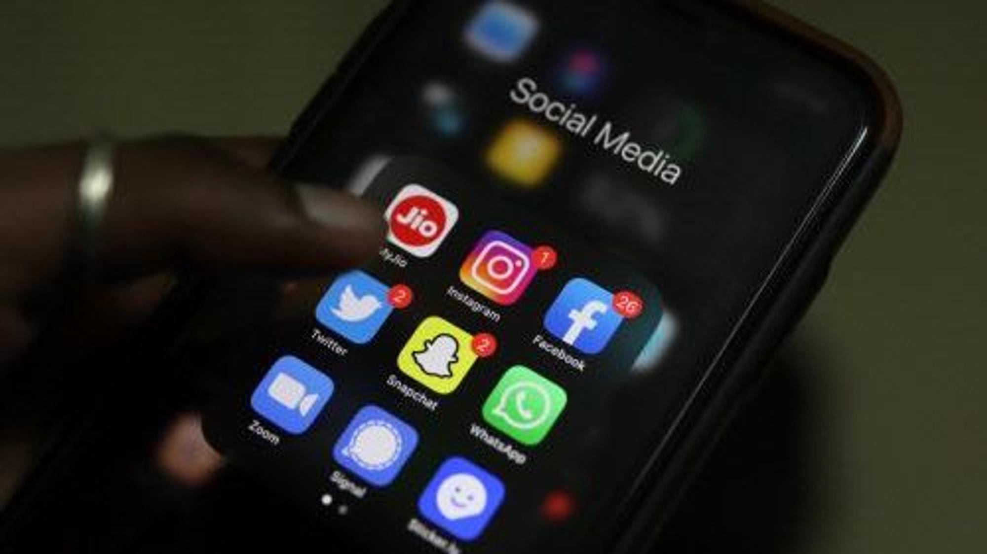 Die Apps von sozialen Netzwerken und Messengerdiensten auf einem Handy.