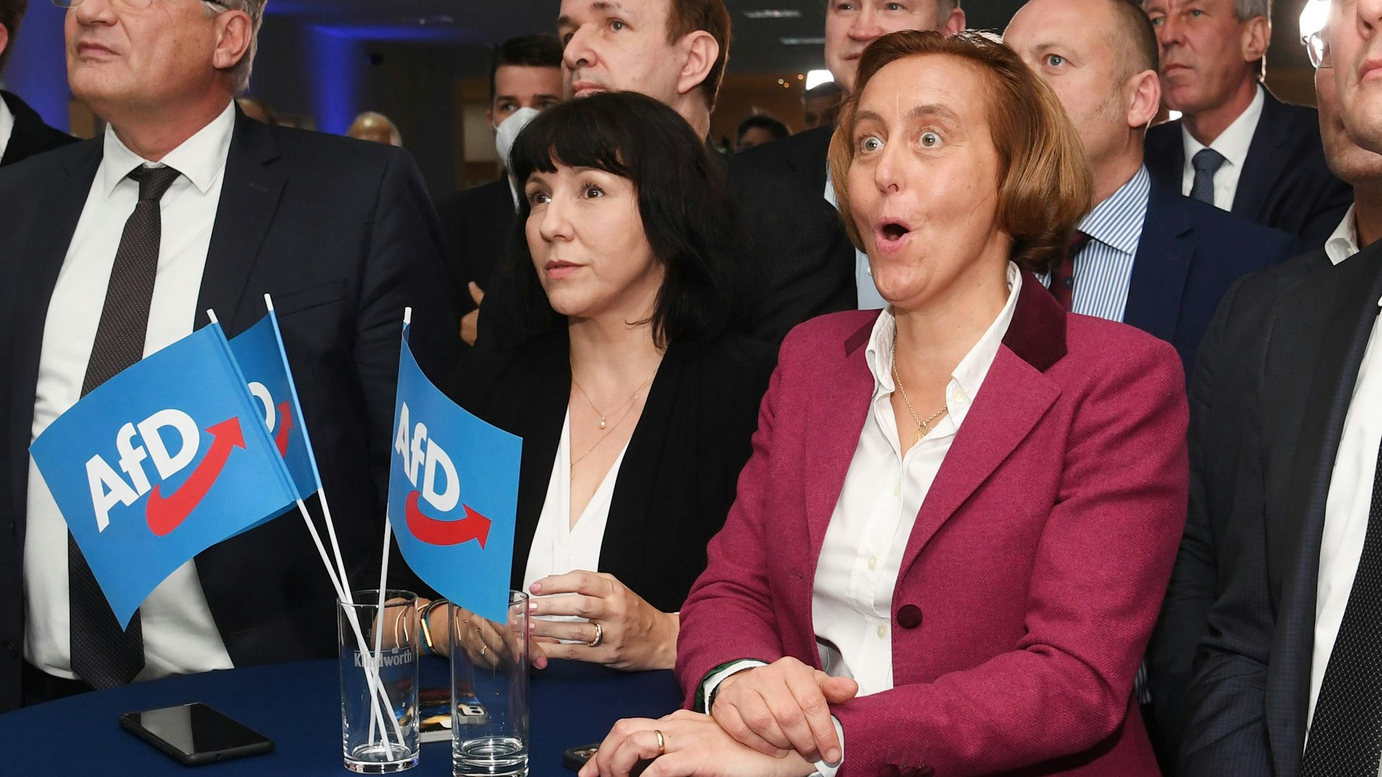 Auf diesem Archivbild reagieren AfD-Spitzenkandidat Tino Chrupalla (r-l), Beatrix von Storch, Joana Cotar, und Jörg Meuthen, bei der Wahlparty der AfD auf die ersten Prognosen zum Ausgang der Bundestagswahl.