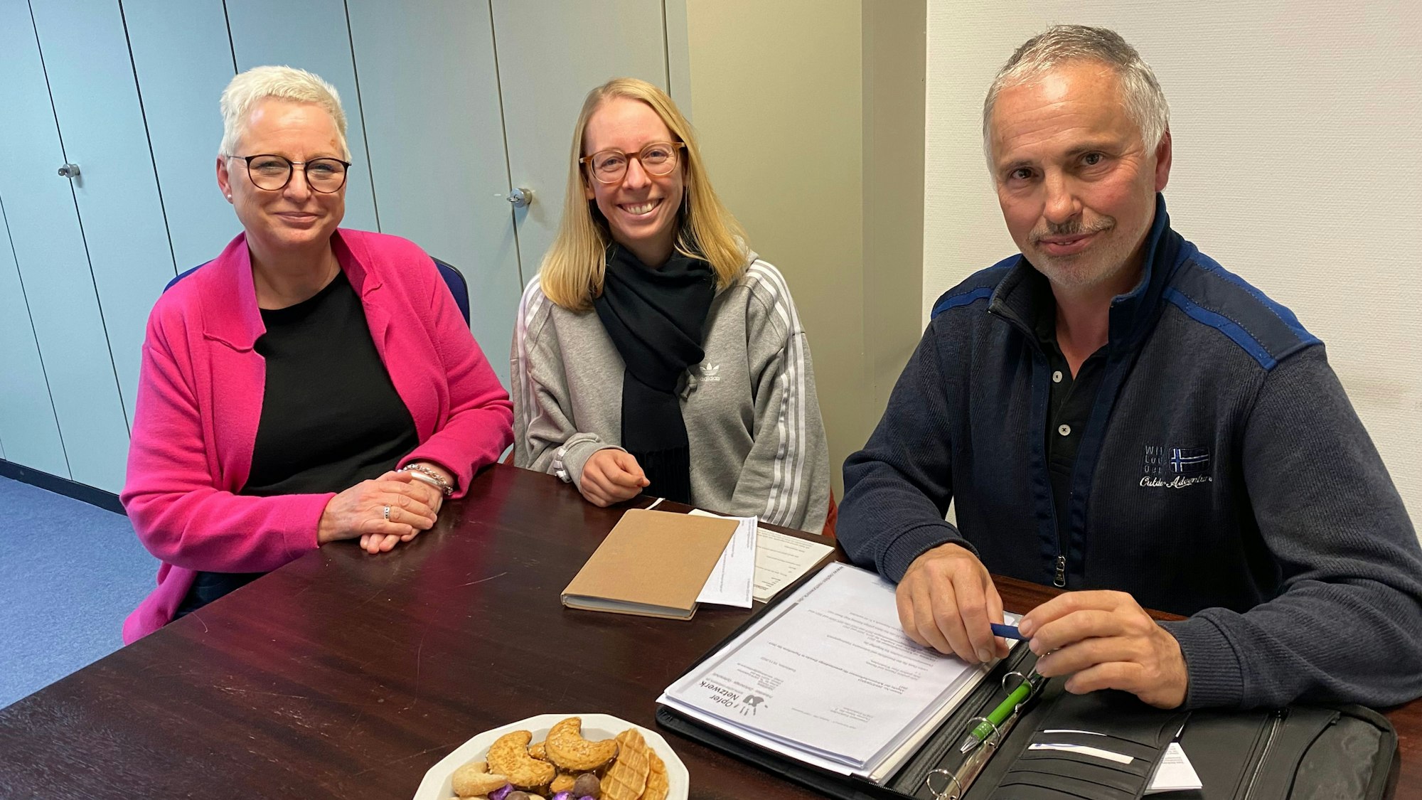 Das Foto zeigt drei Vorstandsmitglieder des Vereins Opfer-Netzwerk im Kreis Euskirchen: Anke Sefrin (links), Anne Decker und Toni Dickopp