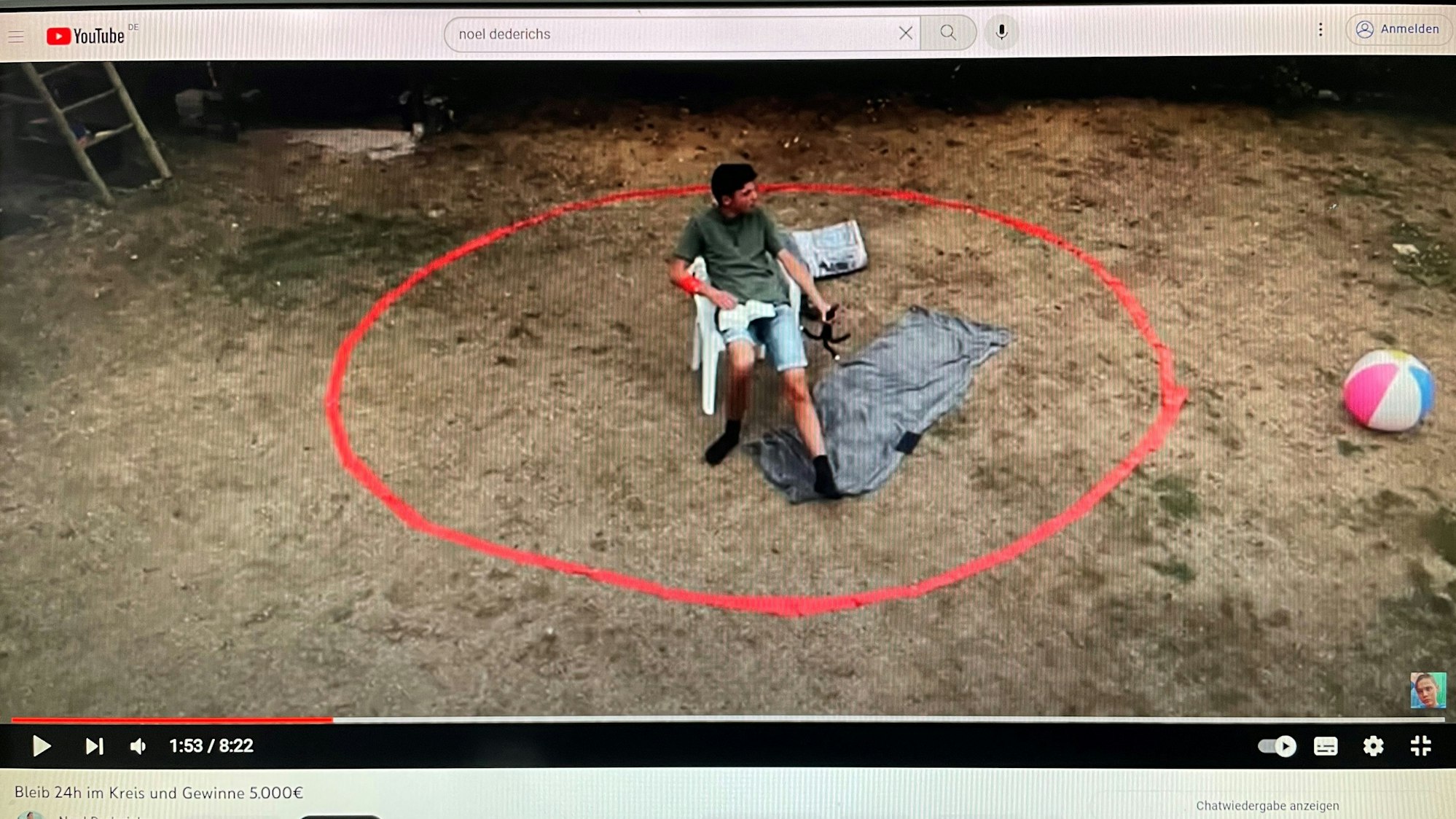 Aaron Dederichs sitzt im Kreis und versucht die Challenge zu bestehen, die ihm Bruder und Youtuber Noel gestellt hat.