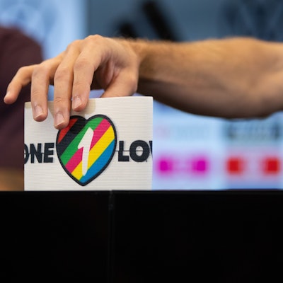 Nationalspieler Jonas Hofmann zeigt die spezielle Kapitänsbinde als Zeichen gegen Diskriminierung und für Vielfalt. Zu sehen ist die bunde Binde und die Hand des Fußballers.