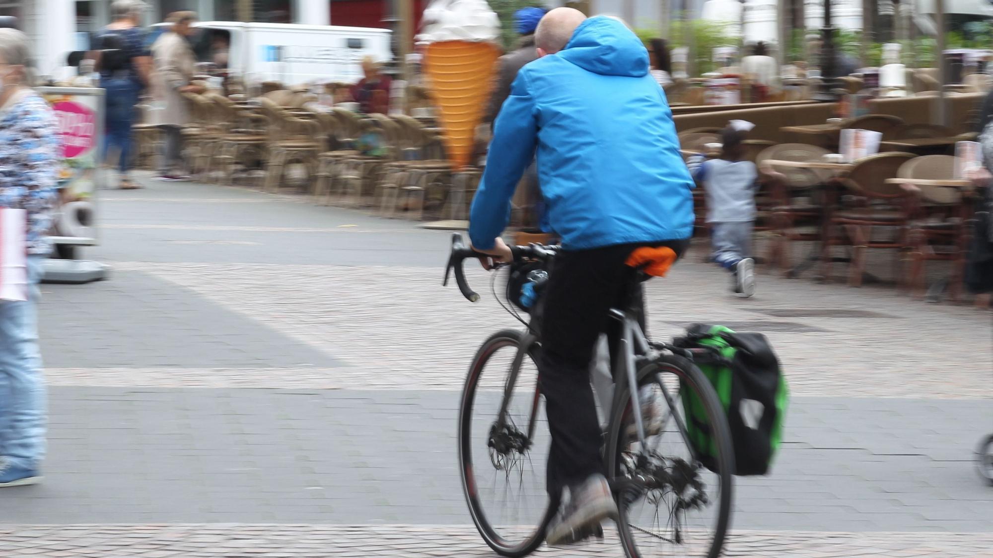 Ein Radfahrer in einer Fußgängerzone