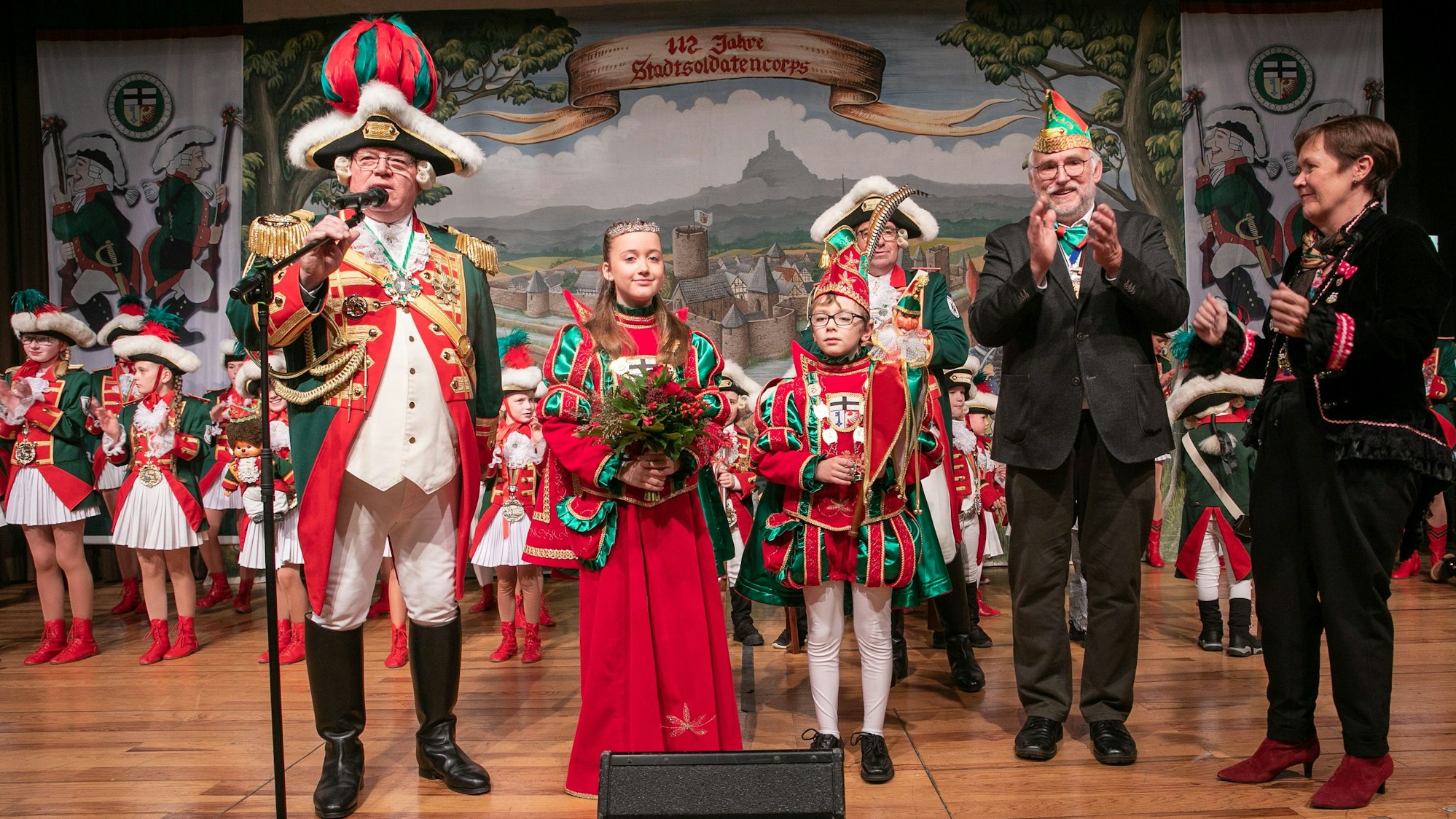 Das neue Rheinbacher Kinderprinzenpaar Prinz Florian I. (Breuer) und Prinzessin Lina I. (Mertens) wurde von Vizebürgermeister Kalle Kerstholt und Vizelandrätin Ute Krupp proklamiert, kommentiert von Stadtsoldaten-Kommandant Willi Hohn (links). Foto: Volker Jost