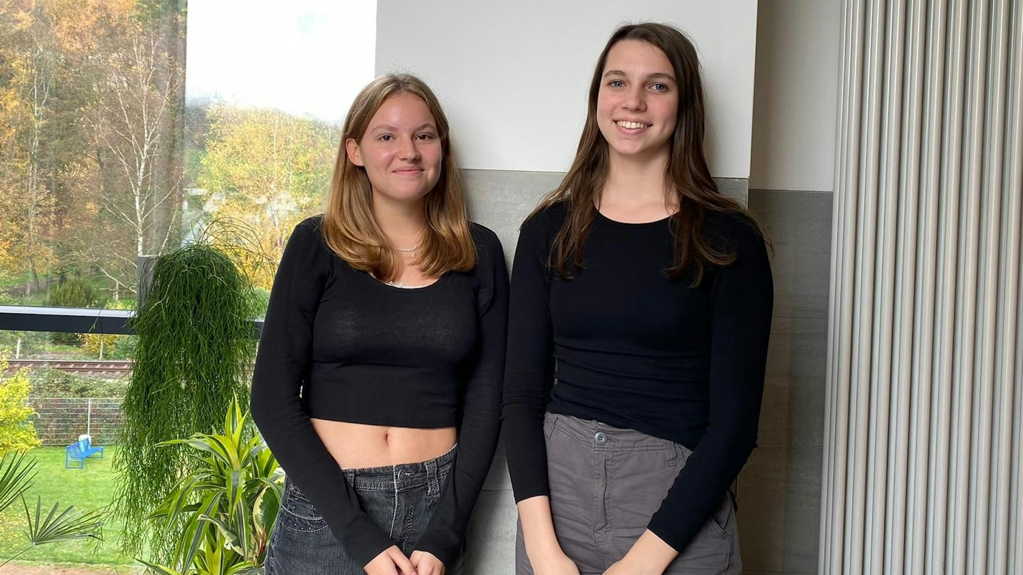 Platz 2: Johanna (r.) und Melina (l.) vom Aggertal-Gymnasium.