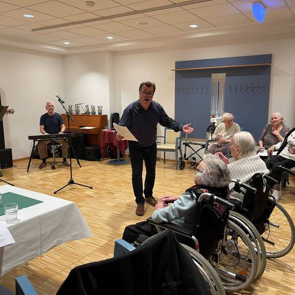 Sorgten für gute Laune im Carpe Diem: Das Trio „Sing!“ mit Sänger Hans-Joachim „Jocki“ Althoff gaben ein begeisterndes Konzert und animierten die Heimbewohner zum Mitsingen.