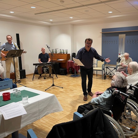Sorgten für gute Laune im Carpe Diem: Das Trio „Sing!“ mit Sänger Hans-Joachim „Jocki“ Althoff gaben ein begeisterndes Konzert und animierten die Heimbewohner zum Mitsingen.