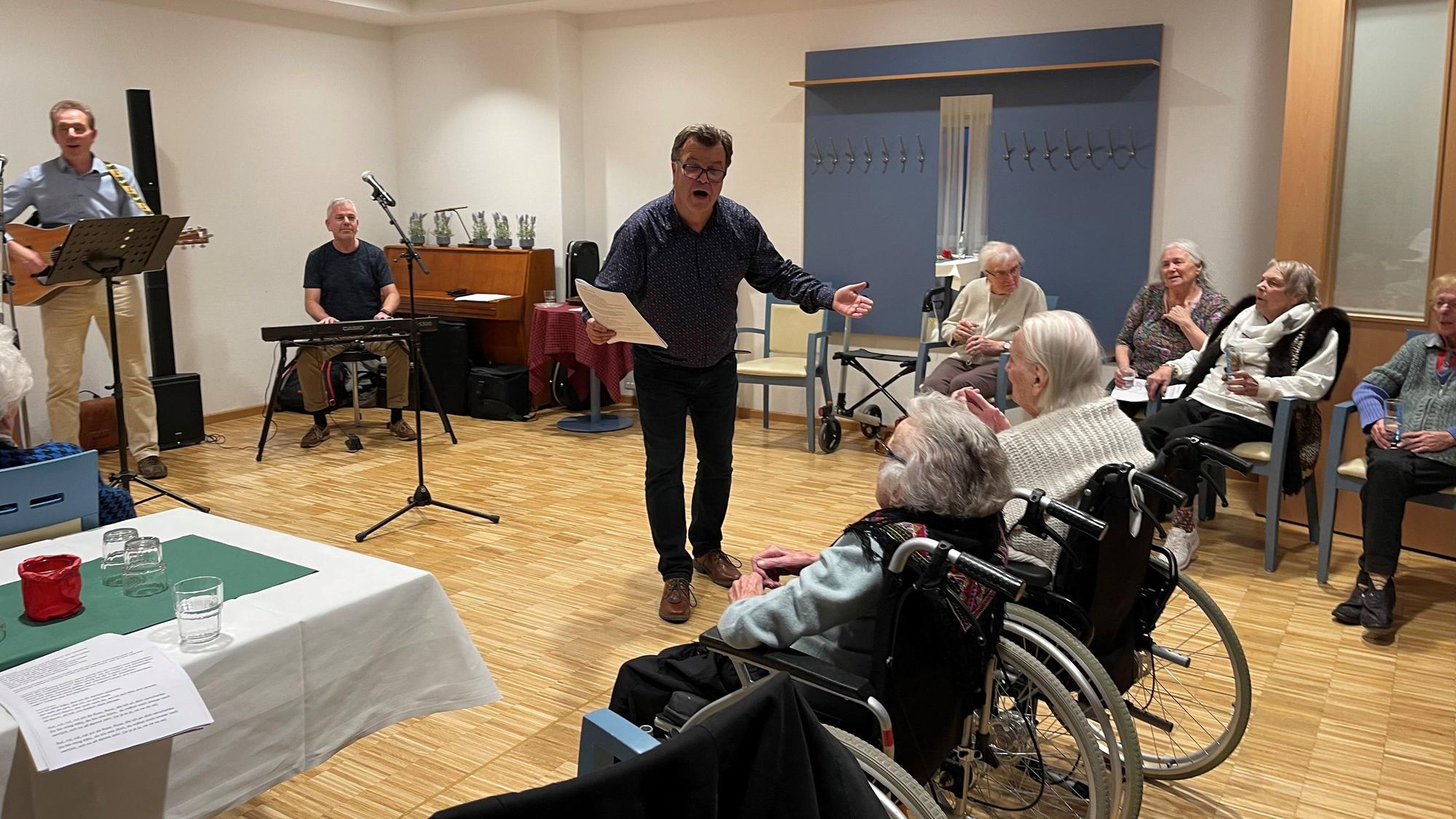 Sorgten für gute Laune im Carpe Diem: Das Trio „Sing!“ mit Sänger Hans-Joachim „Jocki“ Althoff gaben ein begeisterndes Konzert und animierten die Heimbewohner zum Mitsingen.