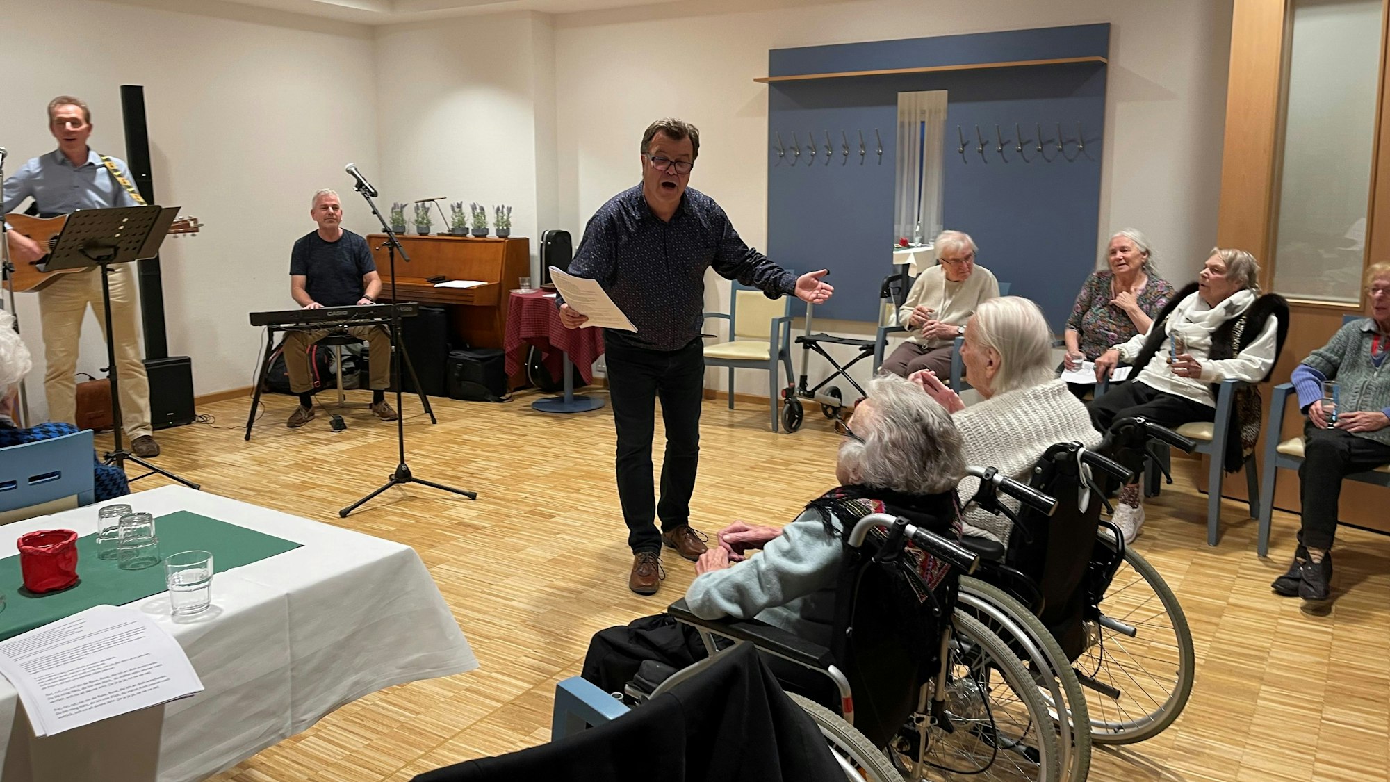 Sorgten für gute Laune im Carpe Diem: Das Trio „Sing!“ mit Sänger Hans-Joachim „Jocki“ Althoff gaben ein begeisterndes Konzert und animierten die Heimbewohner zum Mitsingen.