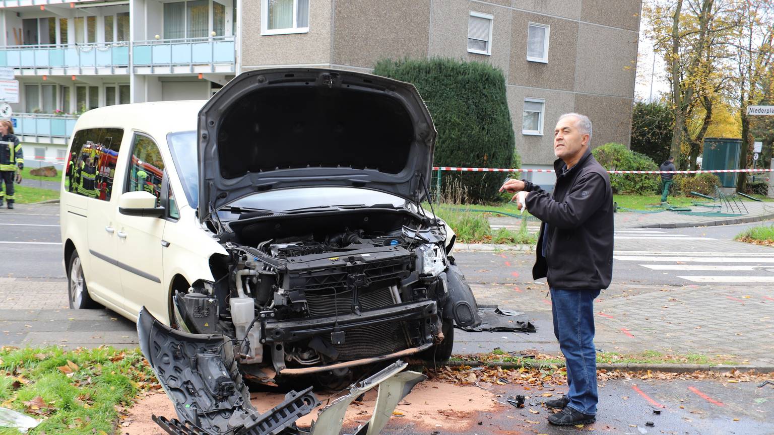 Der Fahrer eines Linienbusses hat am Montagmorgen aus bislang ungeklärter Ursache die Kontrolle über sein Fahrzeug verloren und zunächst ein Taxi gerammt, um anschließend durch eine Ladenzeile zu fahren und erst an einer Mauer ausgebremst zu werden. Reza Ranjbarfar konnte noch rechtzeitig aus seinem Taxi springen.