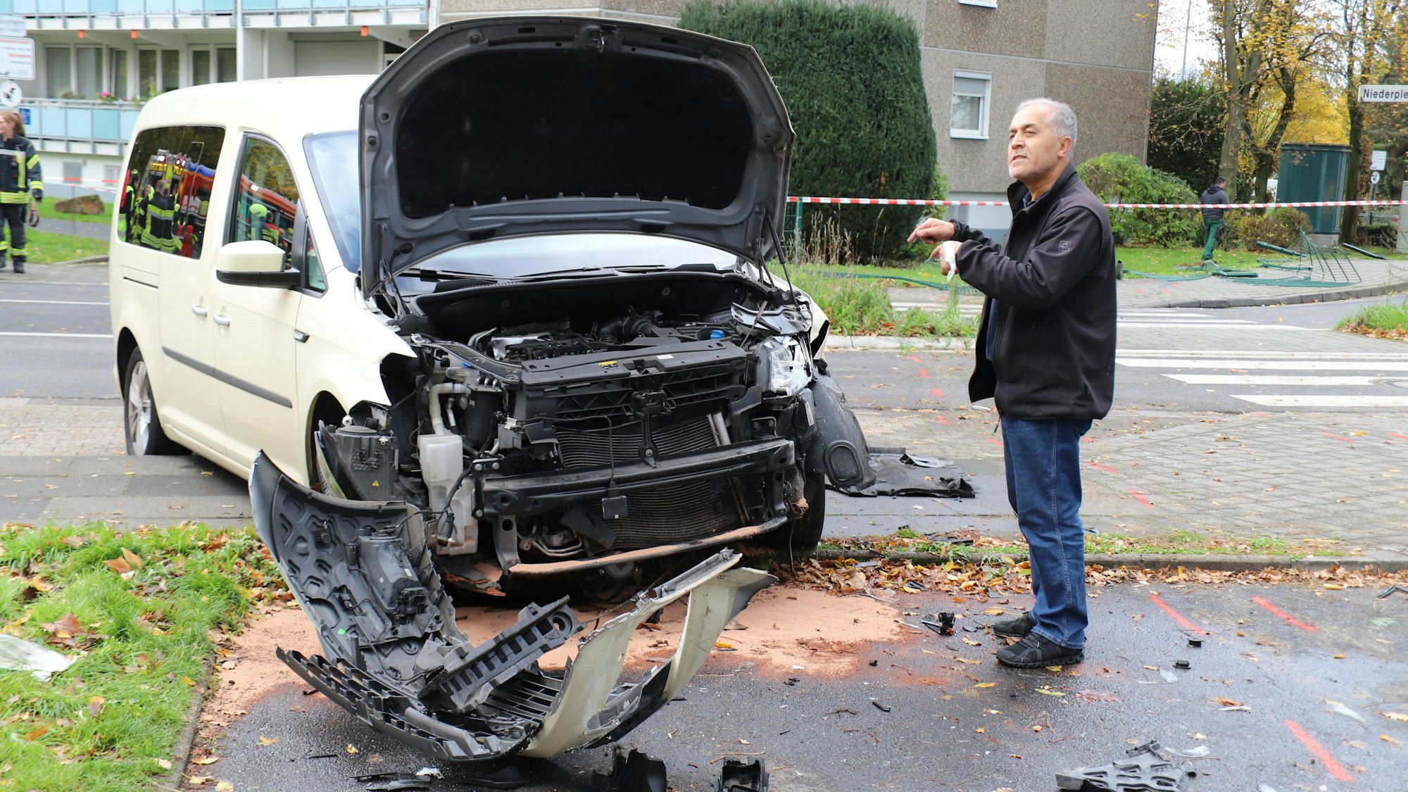 Der Fahrer eines Linienbusses hat am Montagmorgen aus bislang ungeklärter Ursache die Kontrolle über sein Fahrzeug verloren und zunächst ein Taxi gerammt, um anschließend durch eine Ladenzeile zu fahren und erst an einer Mauer ausgebremst zu werden. Reza Ranjbarfar konnte noch rechtzeitig aus seinem Taxi springen.