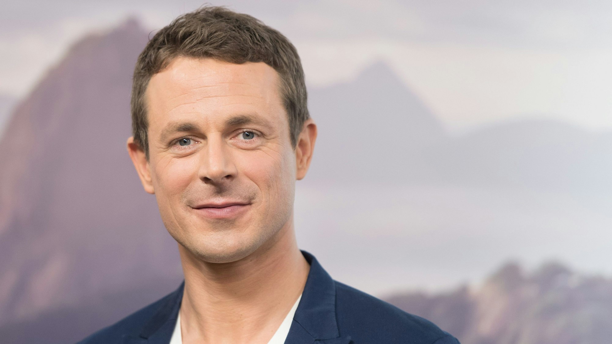 ARD-Moderator Alexander Bommes lächelt in die Kamera.