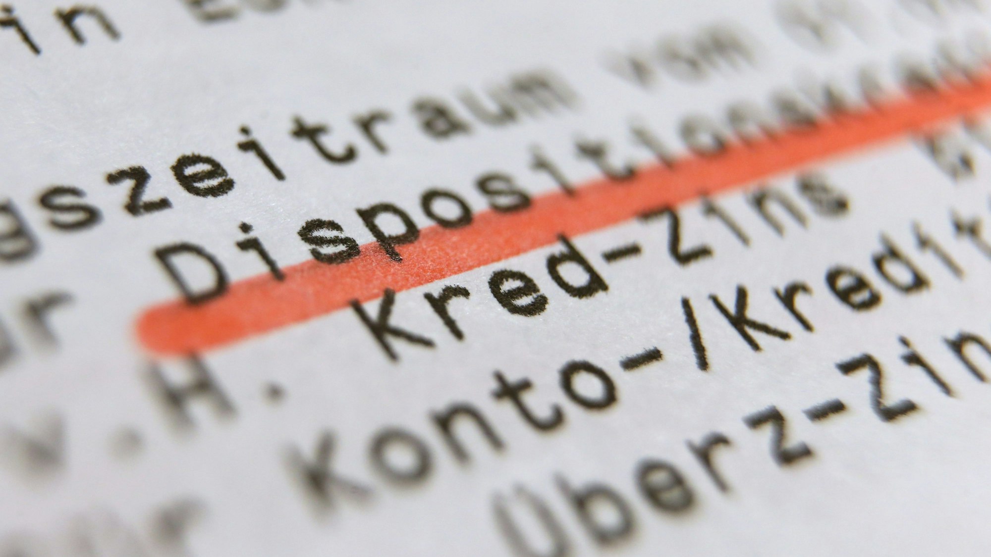 Auf einem Kontoauszug ist das Wort „Dispositionskredit“ rot markiert.