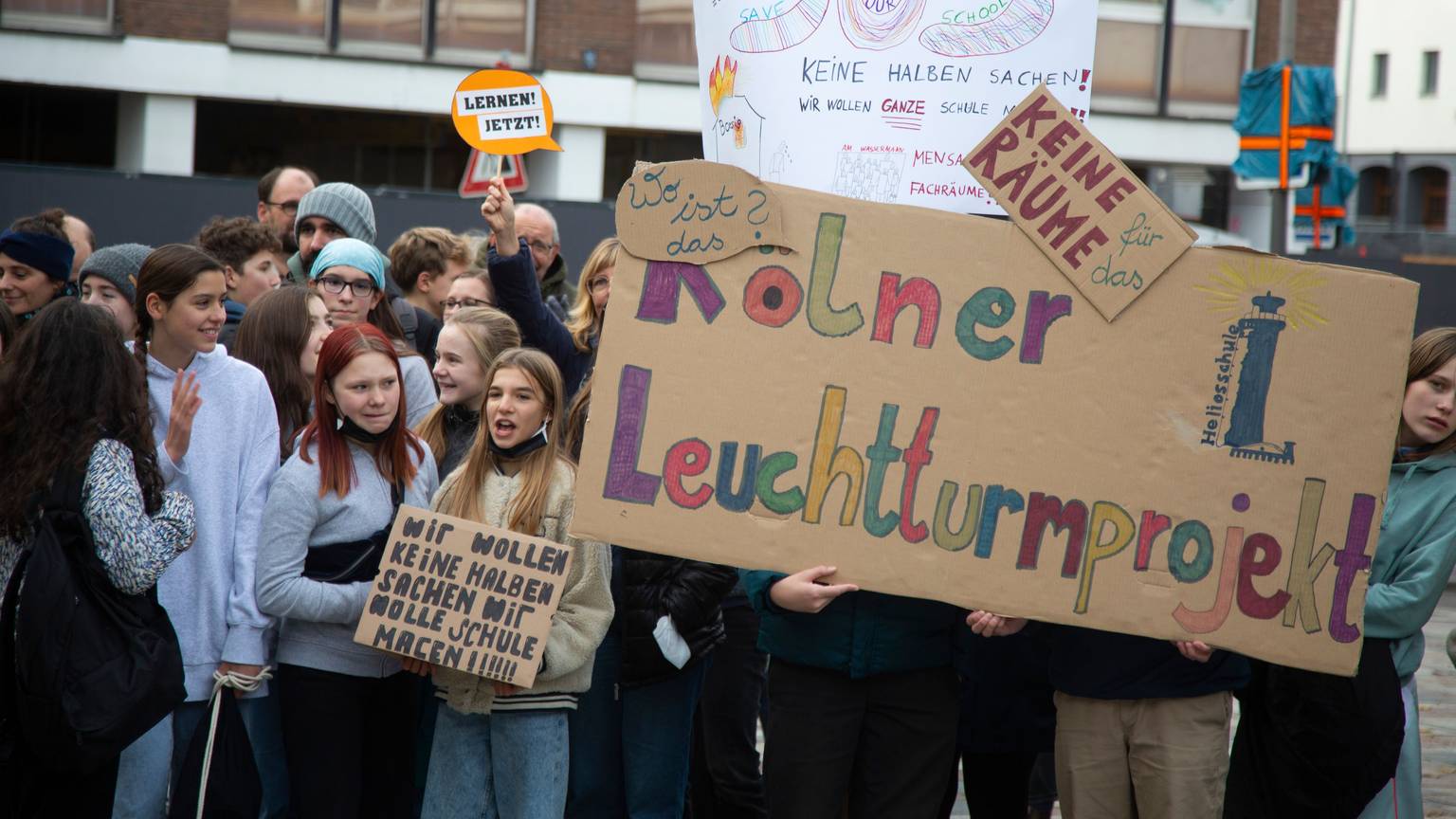 21.11.2022
Schüler und Eltern der Heliosschule protestieren vor dem Rathaus.