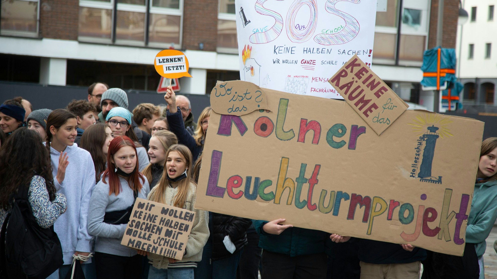 21.11.2022
Schüler und Eltern der Heliosschule protestieren vor dem Rathaus.