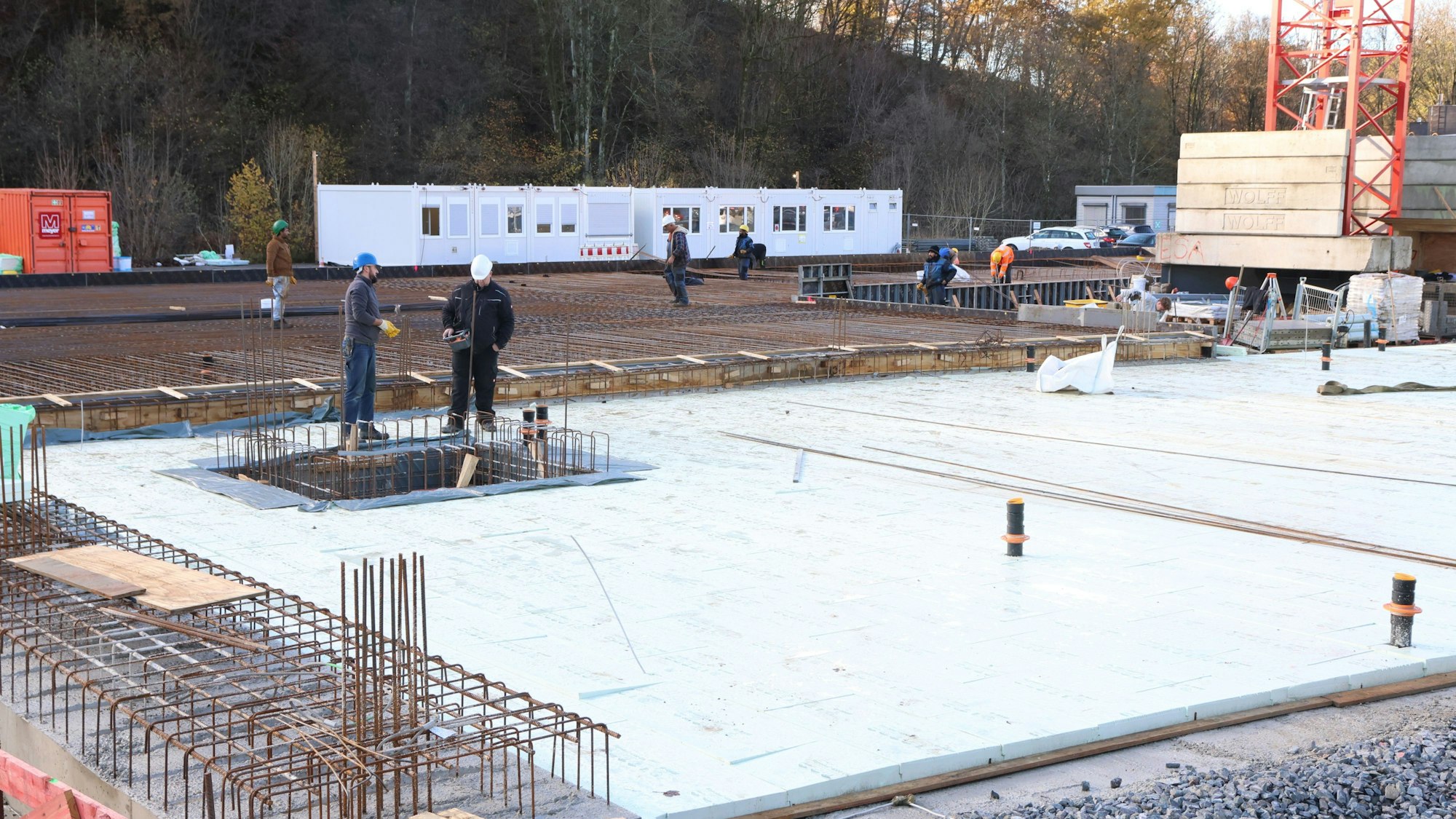Bauarbeiter bereiten das Gießen einer Bodenplatte vor. Die Baustelle liegt in Gummersbach. Das Fundament ist für das neue Straßenverkehrsamt.