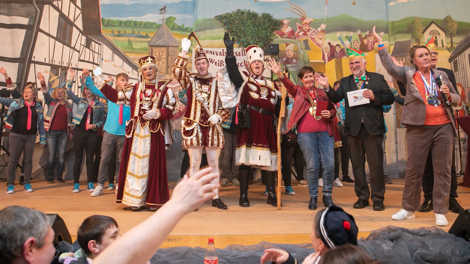Das Queckenberger Dreigestirn der Session 2022/23 mit Prinz Ralf I. (Krahforst), Bauer Gregor I. (Fahl ) und Jungfrau Gioana I. ( Salvo Finocchiaro) wurden von Vizelandrätin Ute Krupp, Vizebürgermeister Kalle Kerstholt und Ortsvorsteherin Ilka Rick in der rappelvollen Madbachhalle proklamiert.