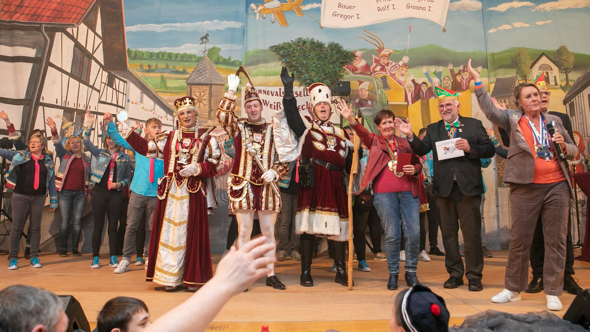 Das Queckenberger Dreigestirn der Session 2022/23 mit Prinz Ralf I. (Krahforst), Bauer Gregor I. (Fahl ) und  Jungfrau Gioana I. ( Salvo Finocchiaro) wurden von Vizelandrätin Ute Krupp, Vizebürgermeister Kalle Kerstholt und Ortsvorsteherin Ilka Rick in der rappelvollen Madbachhalle proklamiert.