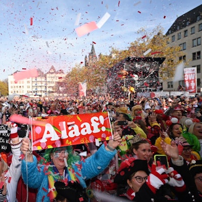 Konfetti und Alaaf: der Sessionsauftakt auf dem Heumarkt.