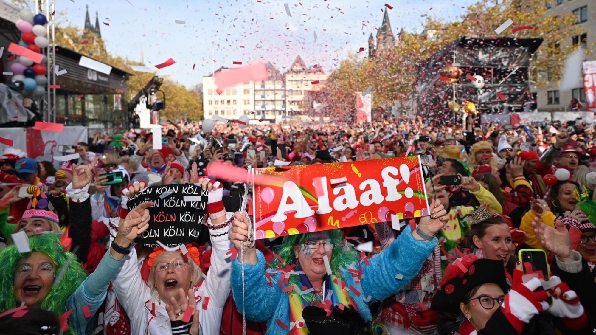 Konfetti und Alaaf: der Sessionsauftakt auf dem Heumarkt.