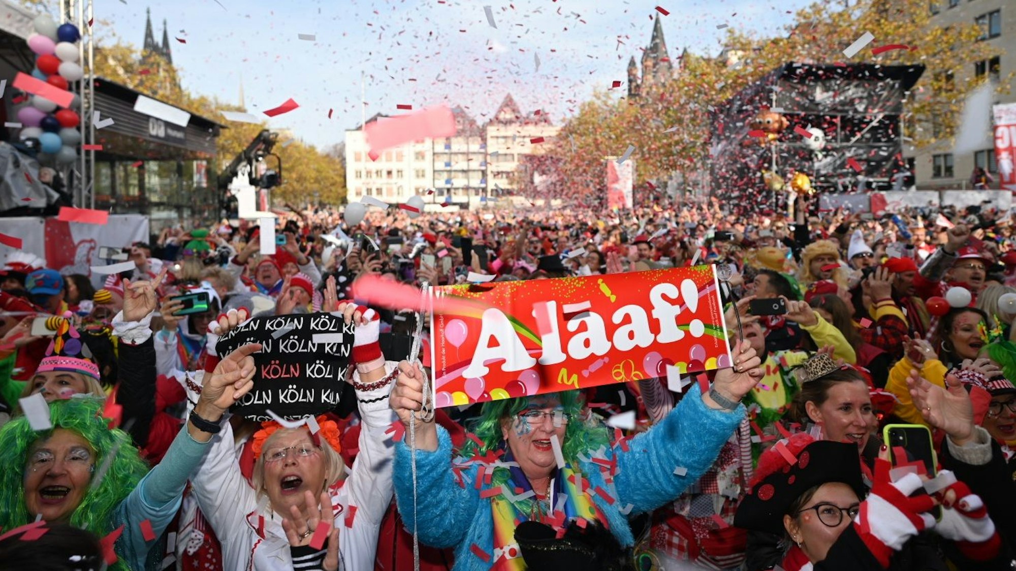 Konfetti und Alaaf: der Sessionsauftakt auf dem Heumarkt.