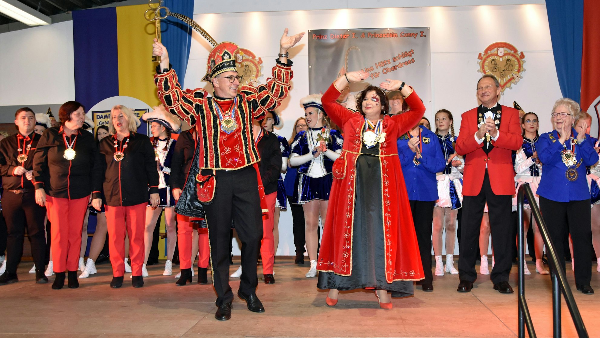 Das Oberdreeser Prinzenpaar Dieter I. und Conny I. (Schürheck) starteten bei der Sessionseröffnung in der Ludwig Fetthalle in ihre zweite Session und hoffen, dass es diesmal eine "normale" fünfte Jahreszeit werden wird. Foto: Volker Jost