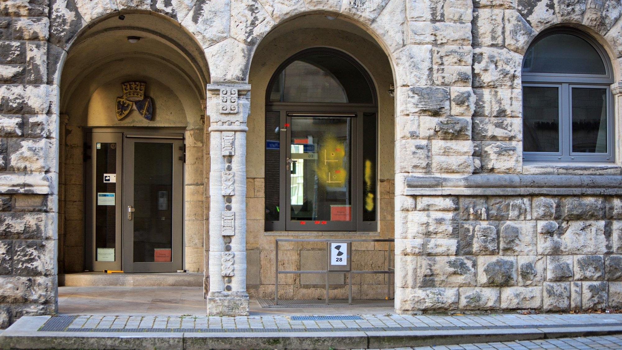 18.11.2022, Nordrhein-Westfalen, Essen: Einschusslöcher sind auf einer verglasten Tür zu sehen. Sie wurden am Rabbinerhaus bei der Alten Synagoge in Essen entdeckt.