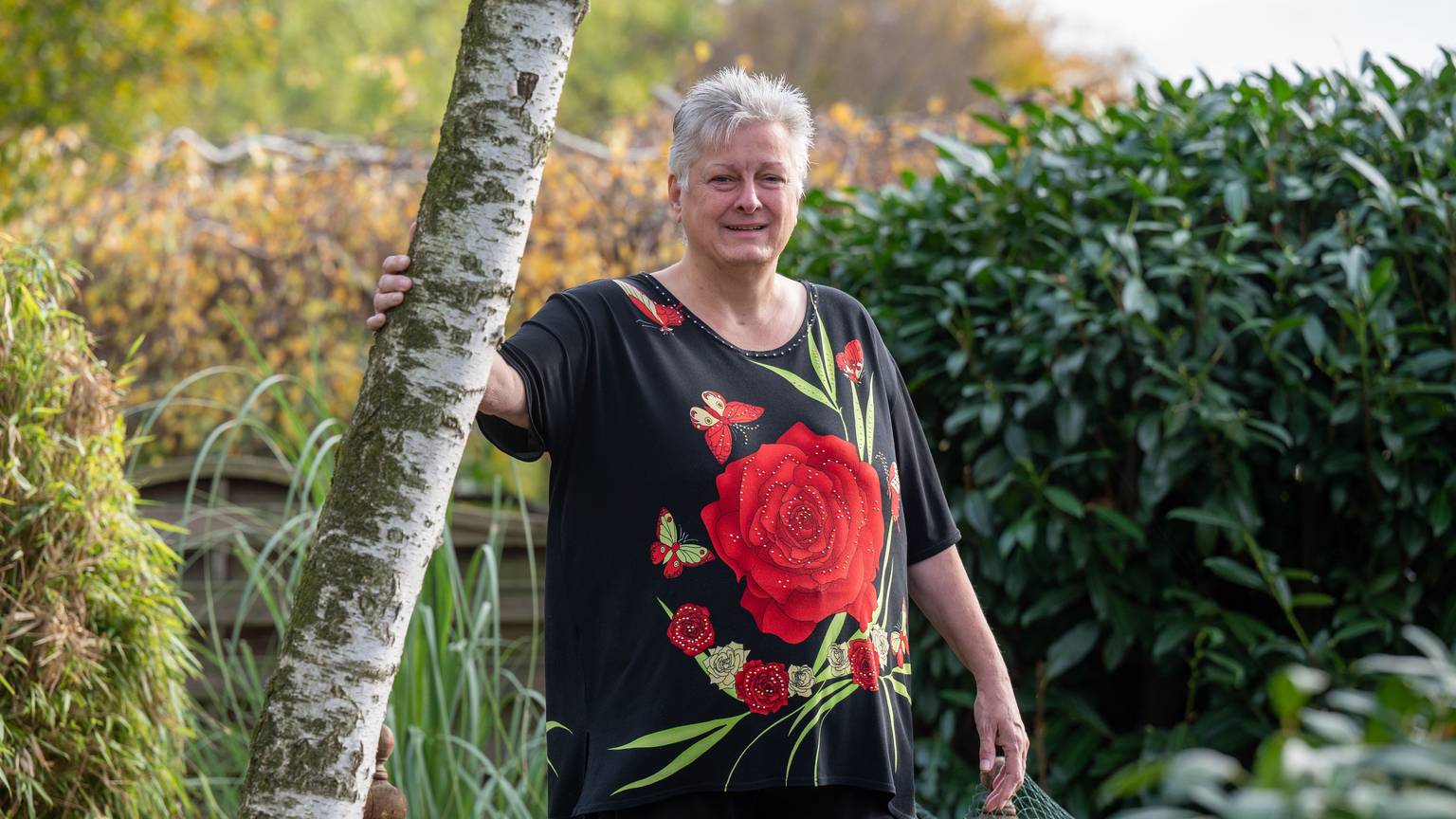 Hildegard Bender steht in ihrem Garten in Porz.